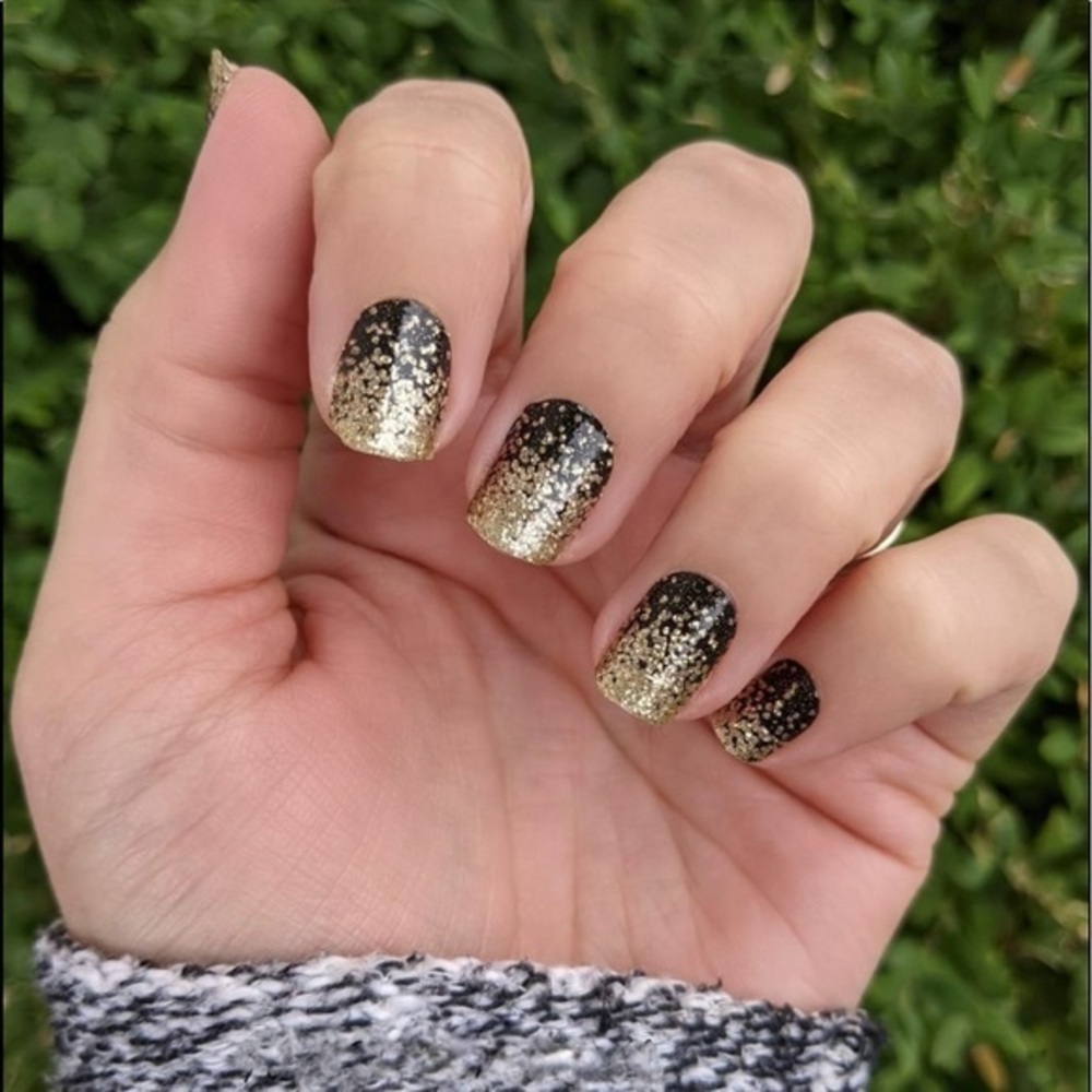 Color Street - Ring it in, black and gold gradient, glittery nail strips